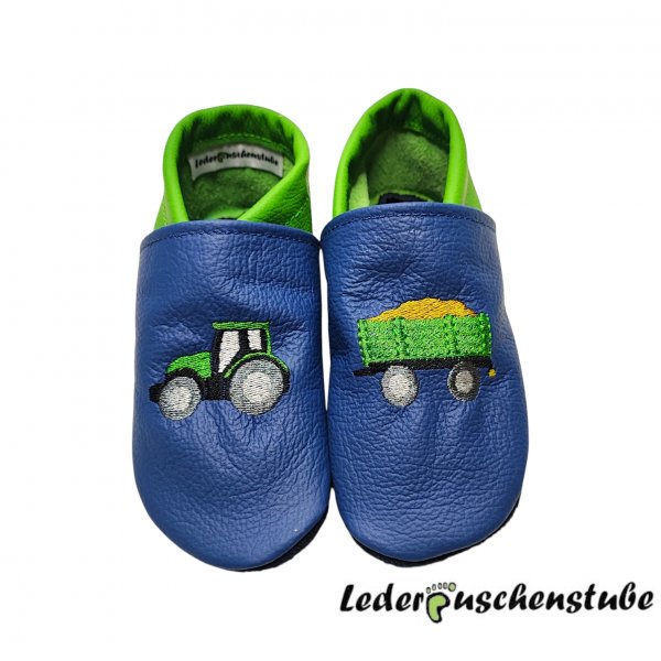 Lederpuschen jeansblau-mittelgrün, Stickerei Traktor-Anhängerladung mittelgrün-grau-maisgelb